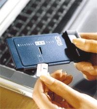 Szép dolog az USB csatlakozó is, de milyen vagány lenne, ha csak odamennénk egy terminálhoz, zsebünkben egy 40 GB-os vinyóval, és csak úgy letöltenénk a legújabb patcheket a hálóról, plusz még