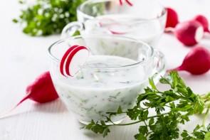 Egy fazékban megolvasztjuk a vajat. A baconnel együtt rádobjuk a hagymát, és megpároljuk. Hozzákeverjük a mézet, felöntjük az alaplével, majd felforraljuk és kb. 2 percig főzzük.