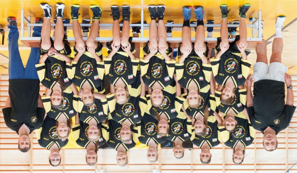 Tini (U13) leány csapat Álló sor (balról): Vámos Anna, Kutrik Dóra, Halmai Tifani, Katonás Kamilla, Takács Dorina, Józsa Evelin, Benke Zsófia; középsõ sor (balról): Sámuel Gergely (), Mihaleszkó
