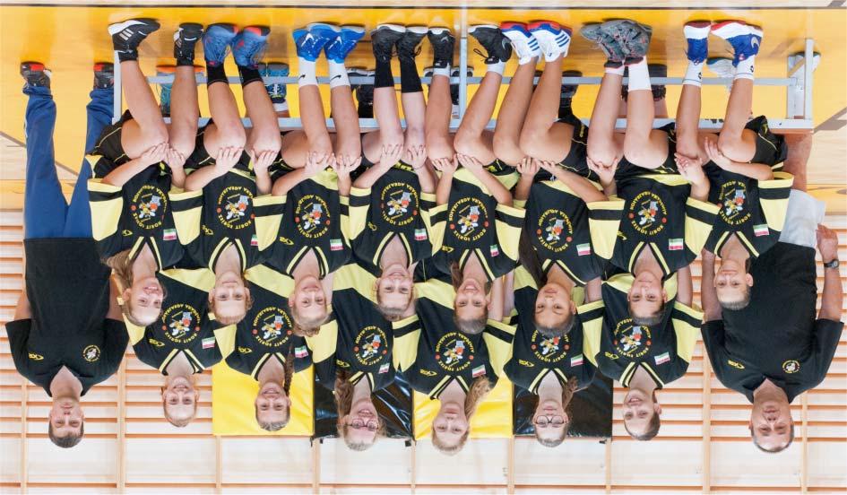 Serdülõ (U15) leány csapat Álló sor (balról): Sámuel Gergely (), Nagy Anna, Kutrik Dóra, Ugaros Luca, Szabó Réka, Ugaros Lili, Szabados Kinga, Tatár István (); ülõ sor (balról): Gallyas Tünde, Nagy