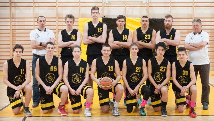U18 fiú csapat Álló sor (balról): Bencsics Zoltán (), Frisnyák Dániel, Püspök Bertalan, Úr Mátyás, Jakab Arnold, Erdõs Gergely, Varga István (); térdelõ sor (balról): Rozs Máté, Molnár Alex, Varga