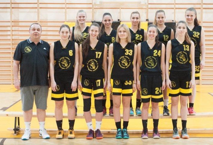 U19 leány csapat Hátsó sor (balról): Czakó Renáta, Tatár Lotti, Kovács Daniella, Hegedüs Gabriella, Czövek Beáta; elsõ sor (balról): Tatár István (), Szabados Nóra, Kutrik Andrea, Csejtei Anna,