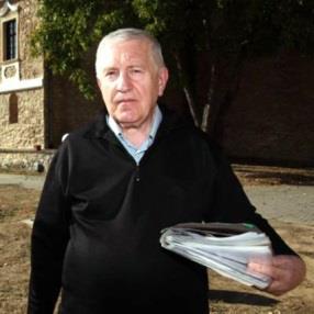 Emlékezzünk! dr. Szeghy Klára PTE KK Gyógyszertár Múlt nélkül nincs jövő, s mennél gazdagabb a múltad, annál több fonálon kapaszkodhatsz a jövőbe.