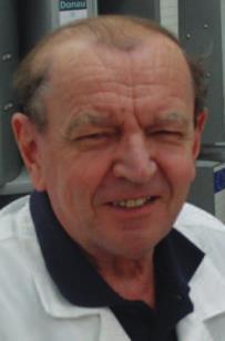Lárencz László sírjánál balról jobbra: dr. Mayer Anna, dr. Krucsóné dr. Hornyák Judit, dr. Somogyi-Végh Anna, dr. Szeghy Klára, prof. Dr. Botz Lajos Látogatásunk következő állomásaként dr.