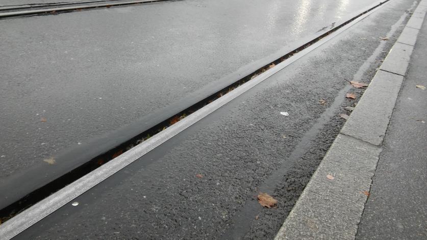 A Petergasse Moserhofgasse és Eisteichgasse közötti szakaszán 2016 novemberében jártam, ezt a szakaszt a személygépjárművek mellett 2 közúti vasúti viszonylat (6,26) és 8 autóbusz viszonylat (430,