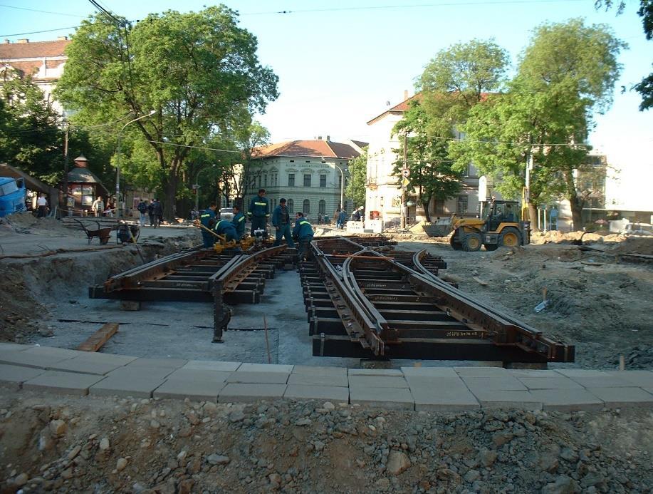közé, melyet rétegenként tűvibrátorral tömörítve elterítenek. A kibetonozást az aljak felső síkja alatti 1 cm-es síkig végzik el. Az építést az 5.