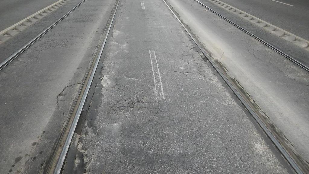 nyomvályúsodás is érezhető néhol. Az autóbuszokon utazva érezhető az utazási komfort romlása. 11.