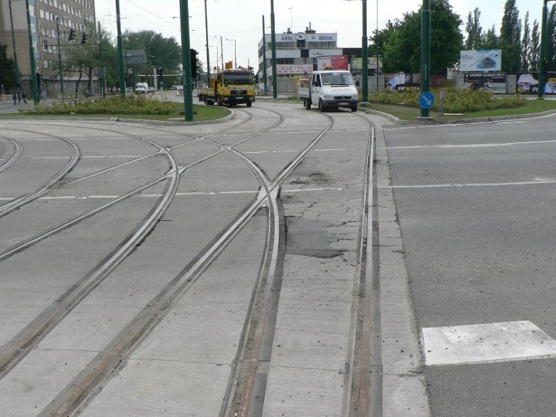 A csomópontot egy éven át nehéztehergépjármű forgalom is terhelte, mely fokozott keresztirányú igénybevételt jelentett a közúti vasúti vágányokon. 12.