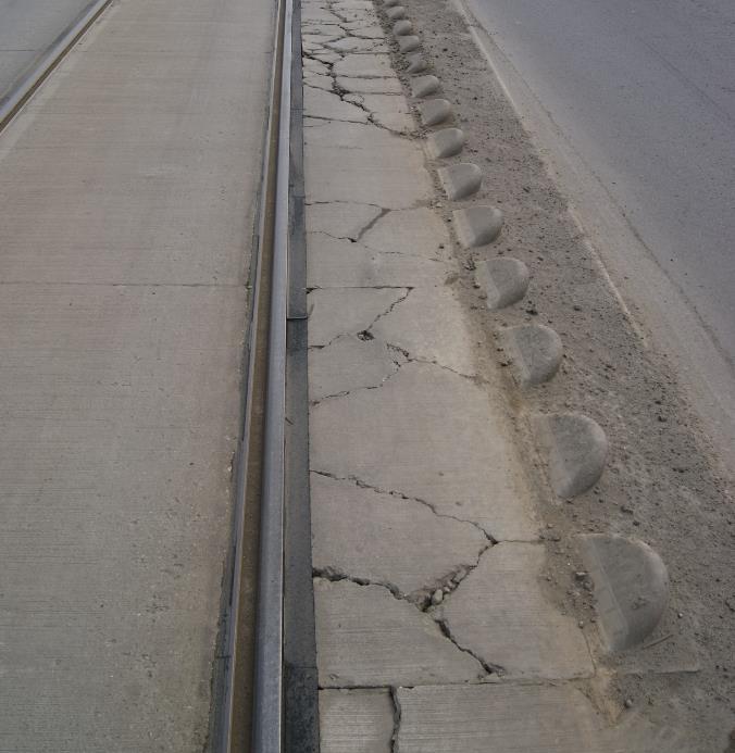 A vágánykapcsolások a betonburkolatban igen különleges geometriai alakokat eredményezhetnek, ilyen esetekben különösen fontos a jó hézagolási és táblakiosztási tervek elkészítése.