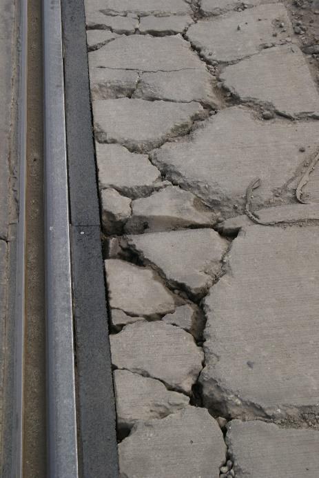 A repedések és a kátyúk a jármű keréknyomban jöttek létre jellemzően, de több esetben a burkolat károsodása nagyobb kiterjedésű volt. (14. kép) 14.