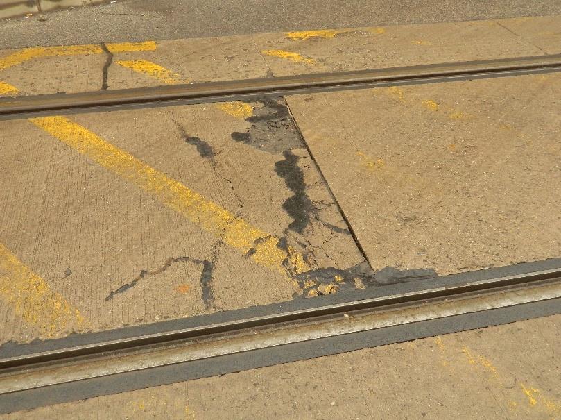 áprilisi átadásáig a Kossuth Lajos sugárútról balra kanyarodó forgalom jelentős volt, mely forgalomban magas volt a nehéztehergépjárművek aránya. 16.