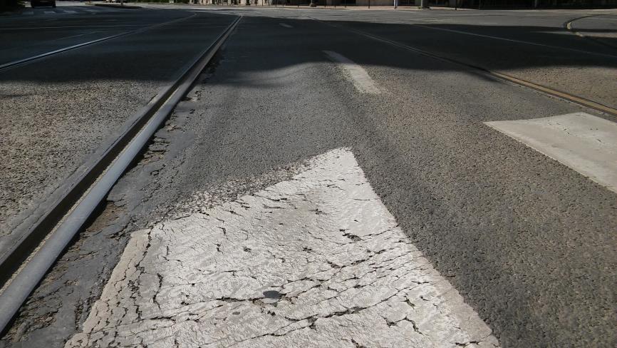 20 cm C30/37 vasbeton pályalemez kétrétegű hálóvasalással (ϕ12 150*150 mm acélháló) 15 cm C12 beton 25 cm talajcsere (CTt-2) 10 cm homokos kavics műszaki textília meglévő földmű Az Anna-kúti