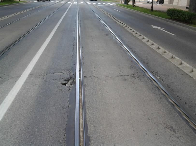 19. kép: Ortec Rafs pályaszerkezet károsodásai Az Ortec Rafs pályaszerkezet a Tisza Lajos körút 2004-es átépítésekor hengerelt aszfalt kopóréteggel épült meg.