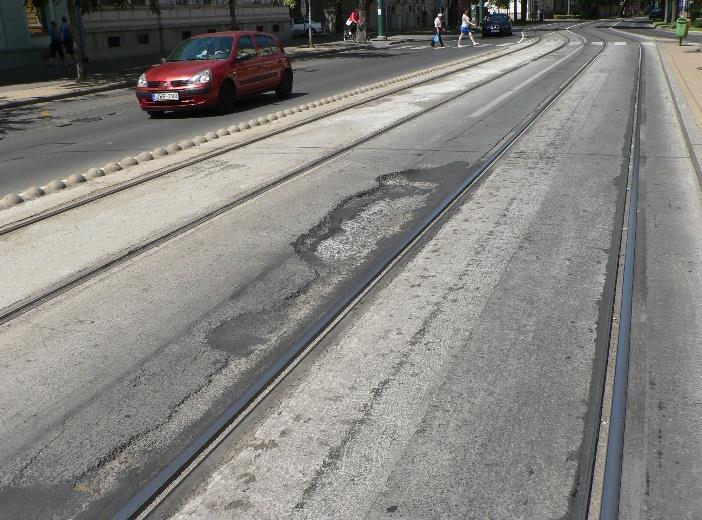 Így a densiphalt kopóréteget és az alatta lévő 18 cm vastag folyópálya betont elbontották, helyette 21 cm vastagságban CP4/2,7 vagy C30/37 XC4, F2 keverékű, szálerősített (2,5 kg/m 3 )