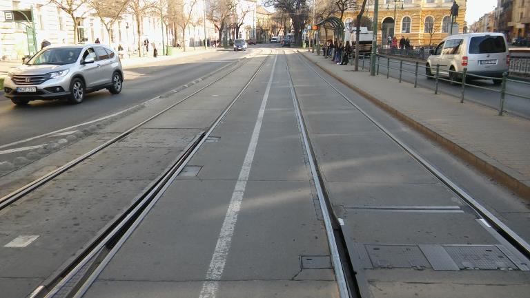 kép: Densiphalt burkolat állapota pár hónappal a beépítés után [3] A szálerősített betonburkolat építésénél alkalmazott pályaszerkezeti rétegrend a következőképpen alakult: 21 cm CP4/2,7