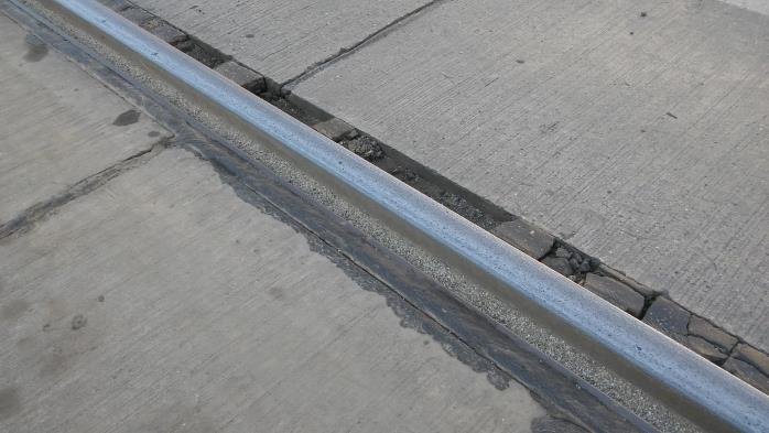 A szálerősített beton felső réteg beépítése óta a Dugonics téren az eddig előforduló burkolati hibák nem jelentkeztek, néhány helyen tapasztalható csak a táblák sarkainál, éleinél elindult repedés