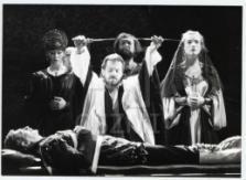 Az 1983-as királydombi változat jelmezeinek egyszerűségével ellentétben a Nelly által tervezett ruhák díszesebbek, kidolgozottabbak és részletgazdagabbak voltak.