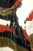 és játékos hatást kelt. Lényeges az anyaghasználat: hasonló anyagminőségű textileket lehet csak összeapplikálni. Pamutdzsörzé jellegű plüsst használ, három féle színben.