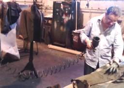 Ahogy az alábbi képen is látható, festékkel fújja meg a textileket, ezzel ködöli, árnyalja tetszés és igény szerint a jelmezeket. Szórópisztolyából textilfajtához kikevert festéket fúj.