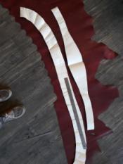 Eszerint kell majd a keskenyebb tölténytartó bőrszíjat rávarrni az alapra.