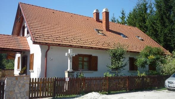 A tetők hajlásszöge 40-45 0 legyen. Tetőfedésül kis elemes(cserép), ill. a 4.-és 6.
