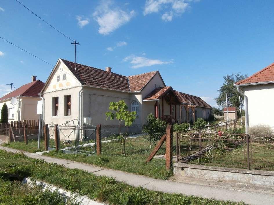 és célszerű a