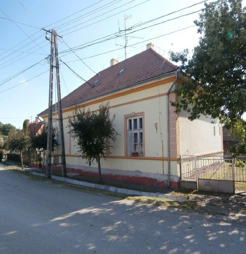 Érdemes törekedni a szolíd árnyalatú színek felé, valamint ajánlott kerülni a rikító színű fémlemez fedéseket.