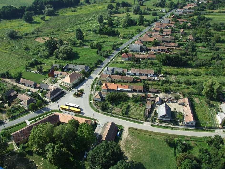 A településkép sajátosságai Utcaképek Az épületeket jellemzően oldalhatárra telepítették, jellemzően előkerttel.