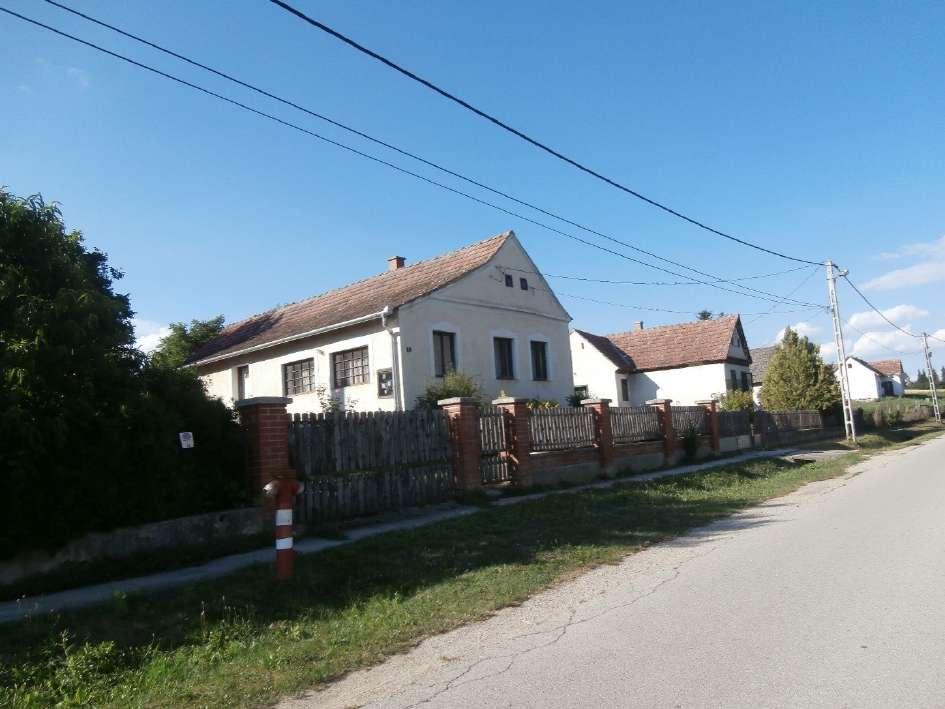 A település utcás beépítést mutat, a domborzati viszonyokhoz rendkívül jó alkalmazkodott.