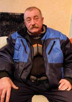 8 Karči Šteizli v Slovenskoj vesi žive v ednom velkom rami skrak pri poštiji. Dostakrat sem ga vido, gda sem se tam mimo pelo, ka pri ograji stoji pa se pogučava z lidami, steri tam mimo dejo.