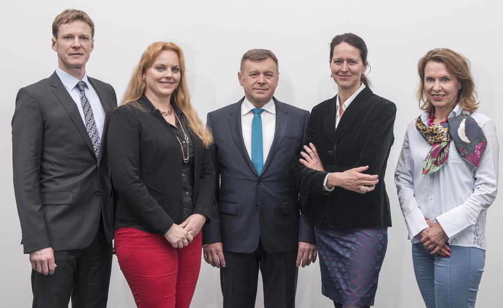 AZ ELLENŐRZŐ CSOPORT Ellenőrzéseinek eredményeit a Számvevőszék különjelentésekben mutatja be, amelyek egy adott költségvetési területhez kapcsolódó uniós szakpolitikákkal és programokkal, illetve az