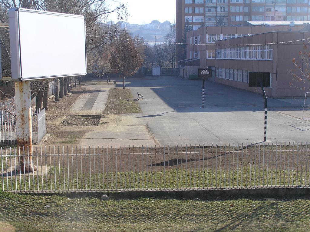 Figyelembe véve a közvélemény kutatás eredményét - mely nem tekinthető reprezentatívnak, és a szervezői igényeket, Hivatalunk ismét megvizsgálta a bolhapiac létesítésének lehetőségeit.