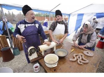 Kültéri programjaink: Disznóvágás A hagyományos magyar disznóvágás az egyik legnépszerűbb téli program, amely sok evésből, ivásból és csapatmunkából áll.