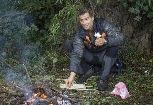 Erdei Bear Grylls túlélő kaland Otthon, a fotelből egyértelműnek tűnik, mit kell tenni, amikor egy csapat magára marad a vadonban.