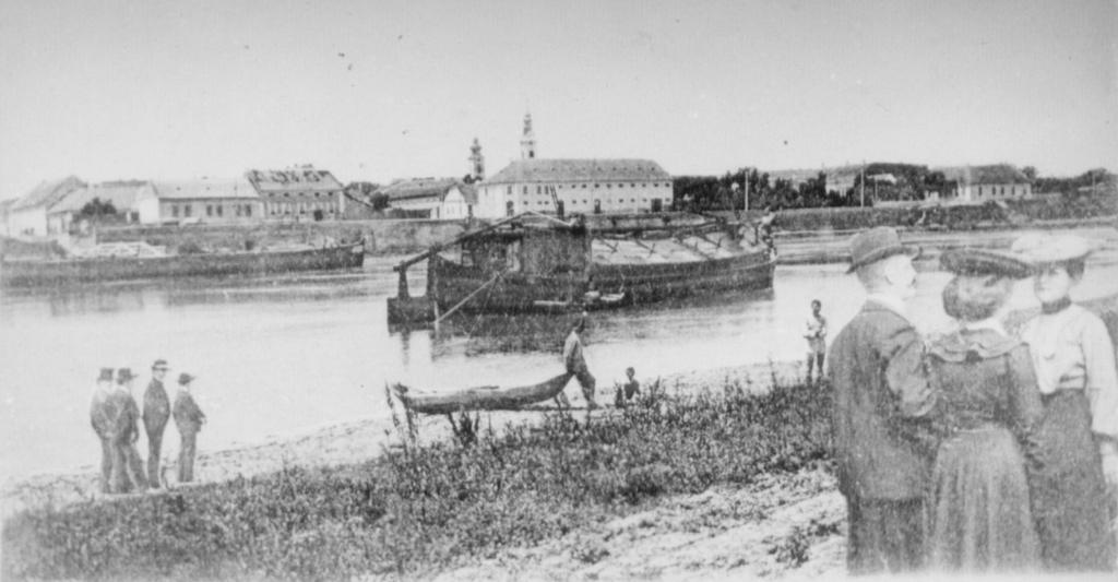 33 Tisza vize. A Tisza vizével oltották szomjukat a halászok, a pásztoremberek. A Tisza vizében fõzték a halászlét s a legfinomabb bablevest.