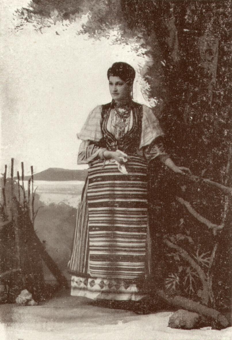 61 A takácsmunka férfi, a házi szövés, a mosás és a mángorlás viszont asszonyi munka volt. A vászon mosására sulykok, dörgölõfák szolgáltak, amelyekrõl a Vízközelben címû részben már szóltunk.