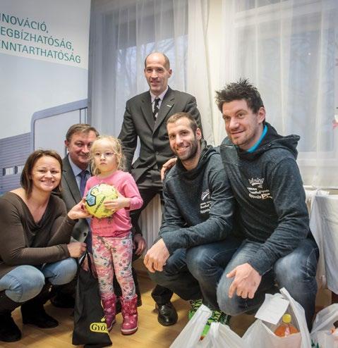 Jövőre is eljövünk válaszolja a két fiú a tapasztalatokat és a jövőt firtató kérdésre. Az üzletben ismerős fiatalemberrel találkozom. Nagy Hajdú Benjámin ifi játékos tavaly is itt volt.