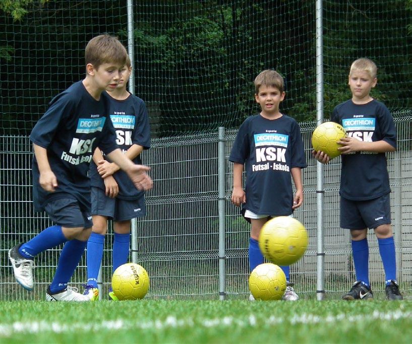 CSR-BESZÁMOLÓ 2016 Kleisz Márk (balra) a KSK szimbóluma, akit Káposztásmegyeren minden gyerek ismer PÉLDAÉRTÉKŰ PÁRBESZÉDEK A teremben már pattognak a labdák, az edzők még nem kezdték el a munkát, a