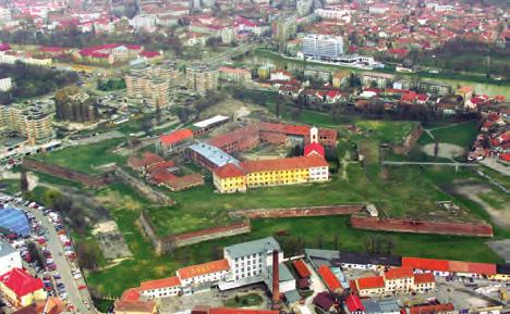 . Bence Erdélyben járt osztálykiránduláson. Különösen felkeltette érdeklődését a nagyváradi vár. Lefényképezte, és megtudta, hogy a belső vár területe az épületekkel együtt közelítőleg 00 m.