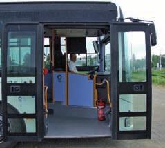 ajtóval rendelkező alacsonypadlós buszok használatát.