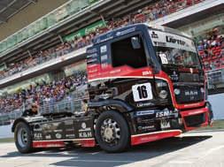KALEIDOSZKÓP CAMION TRUCK&BUS 2009/8 67 Ötödik futamon ötödik hely NOGARO, BARCELONA VERSENYVISELT KAMION, KIVÁLÓ SZERELŐCSAPAT A júliusi számunk óta ismét két versenyen van túl Szobi Balázs és a