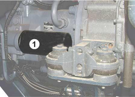 ábra/1) jobb oldalán található. Szűrőcsere: 1. Motor kikapcsolása. 2. A kereskedelemben kapható szerszámmal oldja ki és csavarozza le a kenőolaj-szűrő patront. 3.