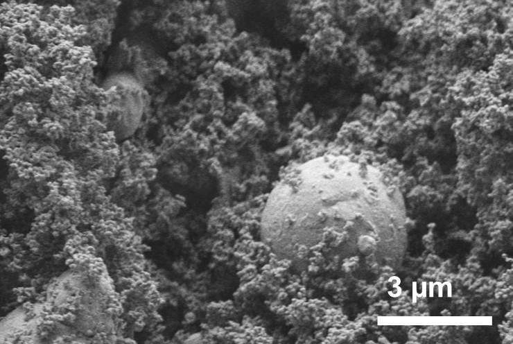 21. ábra. Az Al szerkezeti vizsgálata. a) SEM, b) XRD Az kiinduló alumínium por 5-6 µm nagyságú szemcséket tartalmaz, emellet kisebb 500-800 nm-es gömb alakú szemcsék is megtalálhatók a szerkezetben.