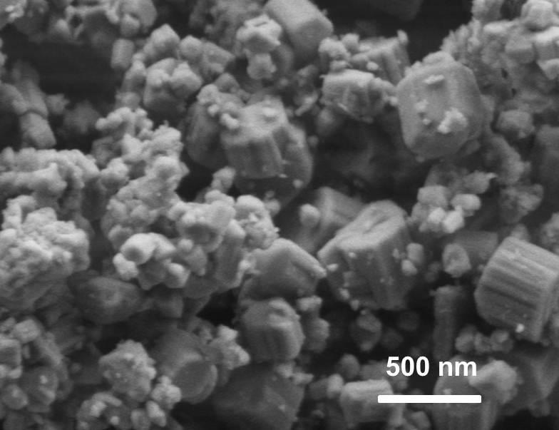 SiC adalék (Gyártó: H.C. Starck UF-25, D50<0,4µm) 6. ábra. SiC adalékpor szerkezeti vizsgálata. a) SEM, b) XRD. A SiC por 2 különböző méretű szemcsékből tevődik össze.