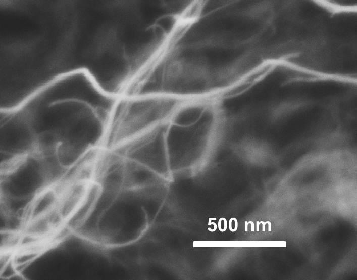 5wt%Co-Fe / Al(OH) 3 + oxidácio etilén CCVD) 9. ábra. MWCNT szerkezeti vizsgálata, a) SEM, b) XRD. A többfalú szénnanocső CCVD (kémiai gőzöléssel leválasztott) technikával készült.