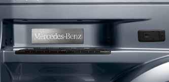A Mercedes-Benz logó kerete a szélvédő alatt hangsúlyozza tehergépkocsija egyéni karakterét a Mercedes-Benz fellépőembléma pedig egy további fénypont, amely a