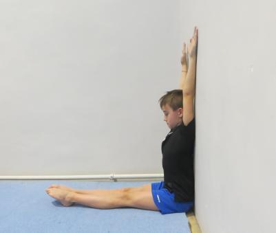 Magastartás a falnál: A gyakorlatot nyújtott zárt ülésben kell bemutatni, a karok teljes