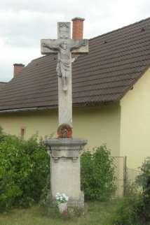 34 ÉPÍTMÉNYLEÍRÁS: A Fő út és az Almádi utca kereszteződésében áll ez az 1827-ben állított műkő