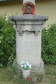 A négyszögű talapzaton az írás teljes szövege: Készíttetett 1857-ben Boldogult Buzer Éva Oroszi Imre