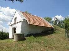 Bejárata a déli végfalon nyílik, ajtaja egyszárnyú, fa szerkezetű.